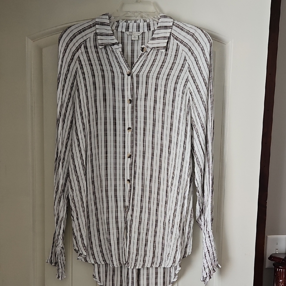 EUC WOMENS TOP
